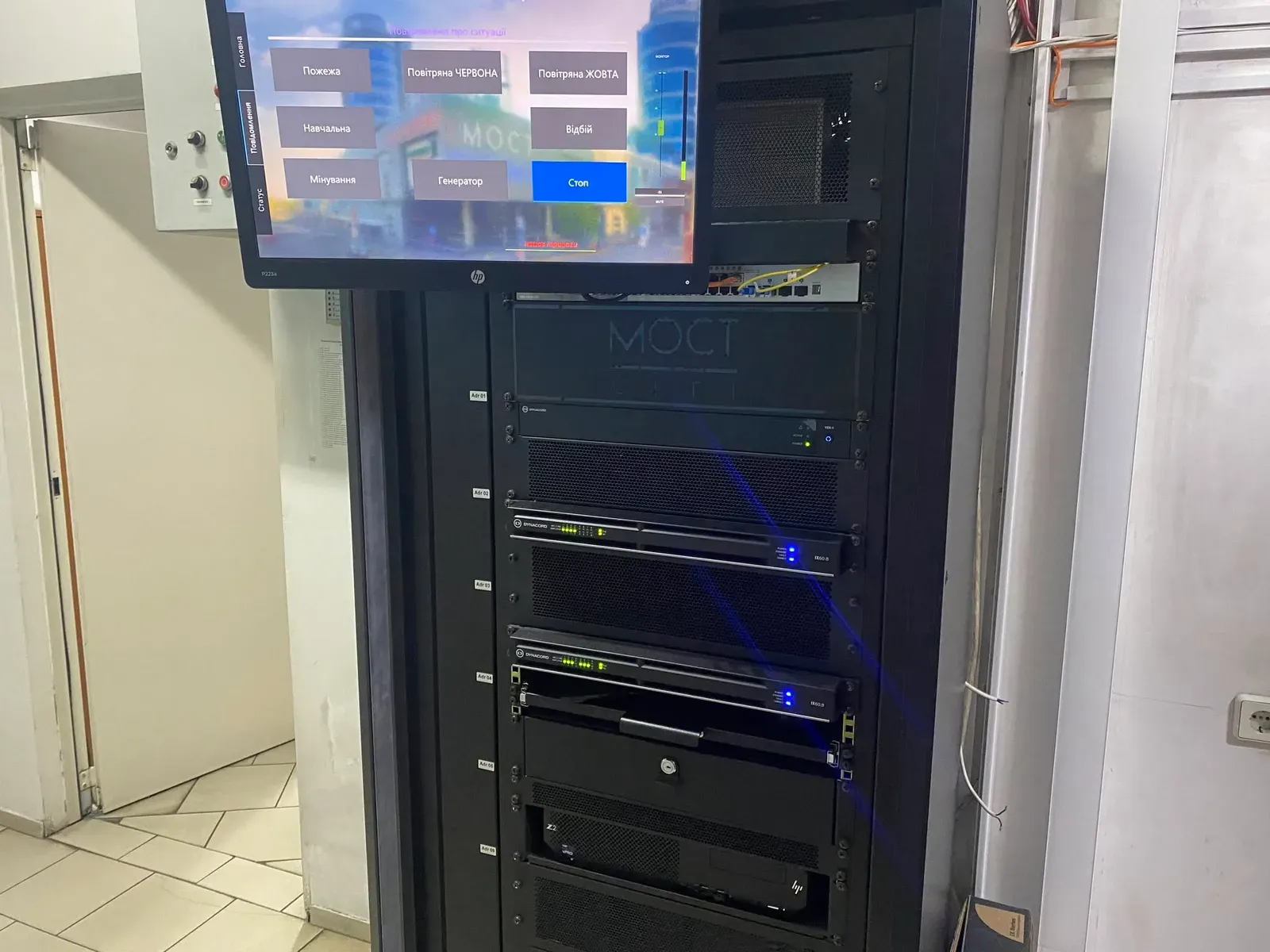 Та сама шафа сьогодні: підсилювачі Dynacord IX, компактний ПК і сенсорна панель керування